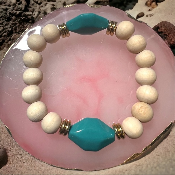 Wood beads bracelet with turquoise pendant - Picture 3 of 3